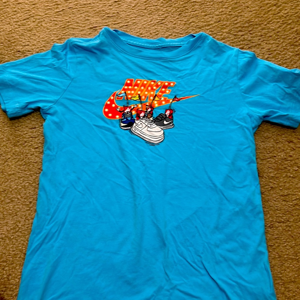Youth Nike fun, t-shirt size large